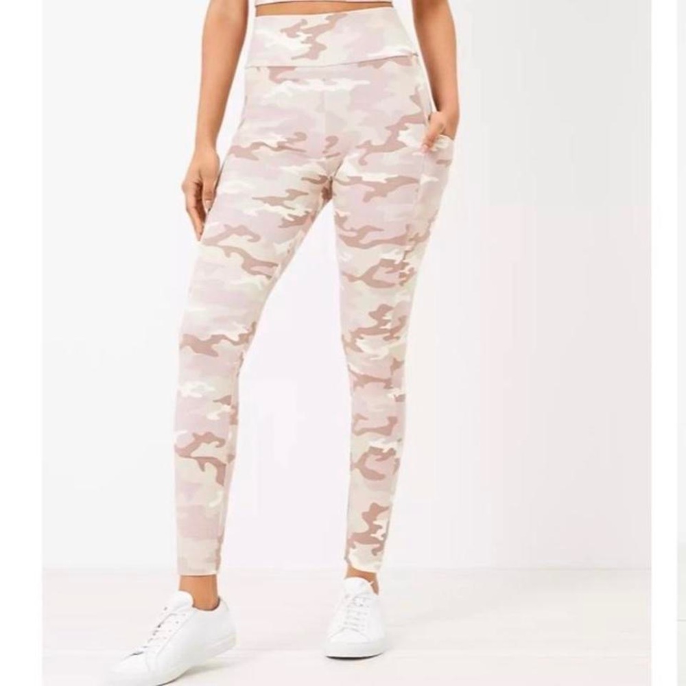 LOU & GREY (ANN TAYLOR) PINK CAMO LEGGINGS